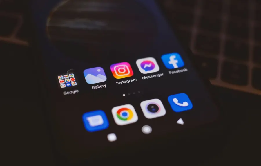 Aplicaciones de Facebook e Instagram en la pantalla de un teléfono